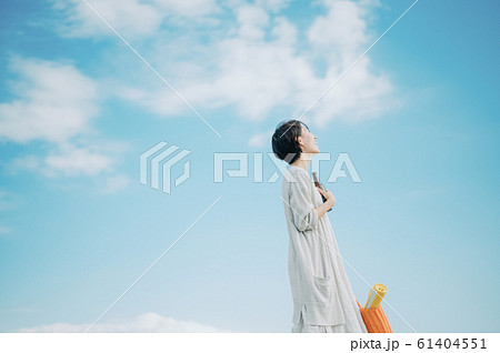 海にいる女性 海にいる女性 61404551