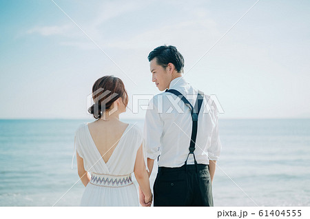 海辺のウェディングポートレート 61404555