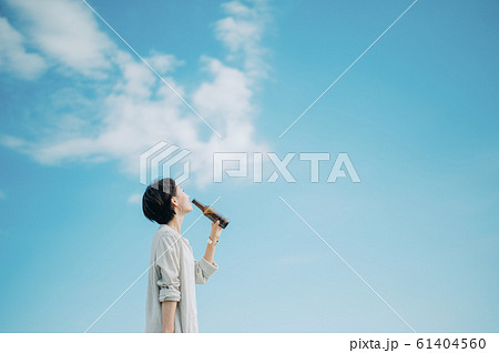 海にいる女性 61404560
