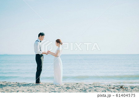 海辺のウェディングポートレート 61404575