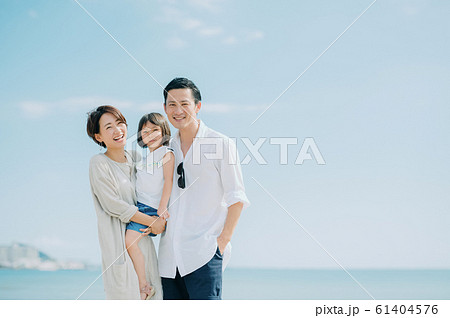 海水浴を楽しむ家族 61404576