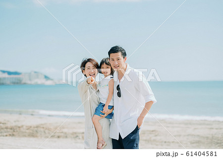 海水浴を楽しむ家族 61404581