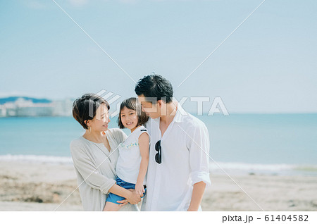 海水浴を楽しむ家族 海水浴を楽しむ家族 61404582