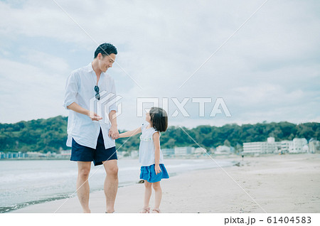 海水浴を楽しむ家族 61404583