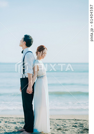 海辺のウェディングポートレート 61404597