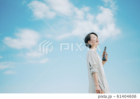 海にいる女性 海にいる女性 61404606