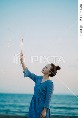 海で花火をする女性 海で花火をする女性 61404608
