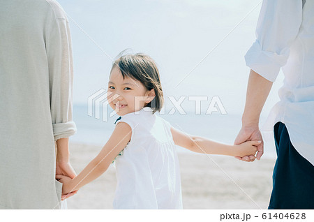 海水浴を楽しむ家族 61404628