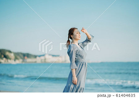 海にいる女性 61404635