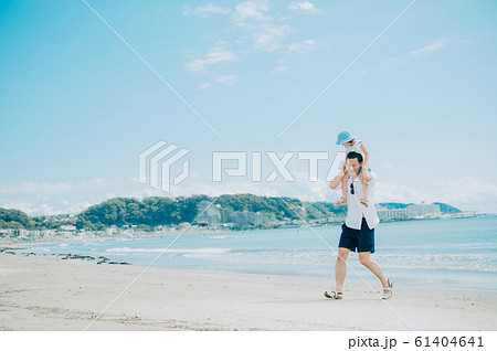 海水浴を楽しむ家族 61404641