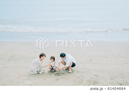 海水浴を楽しむ家族 海水浴を楽しむ家族 61404664