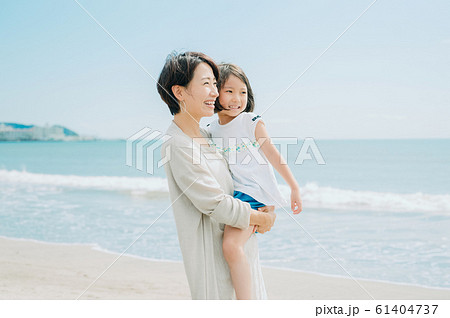 海水浴を楽しむ家族 61404737