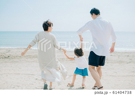 海水浴を楽しむ家族 61404738