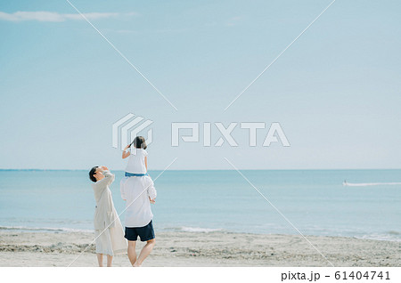 海水浴を楽しむ家族 61404741