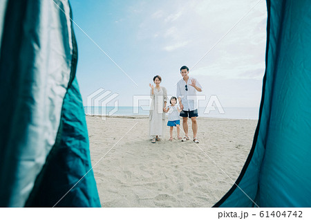 海水浴を楽しむ家族 海水浴を楽しむ家族 61404742
