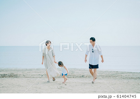 海水浴を楽しむ家族 海水浴を楽しむ家族 61404745
