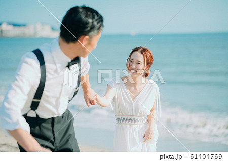 海辺のウェディングポートレート 61404769