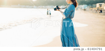 海にいる女性 61404791