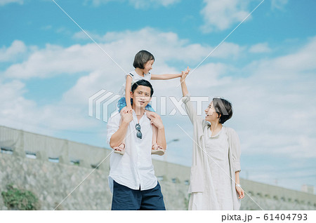 海水浴を楽しむ家族 61404793