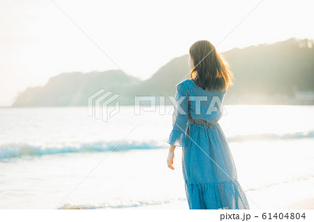 海にいる女性 61404804