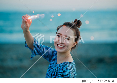 海で花火をする女性 海で花火をする女性 61404818