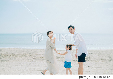 海水浴を楽しむ家族 61404832