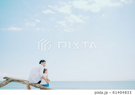 海水浴を楽しむ家族 61404833