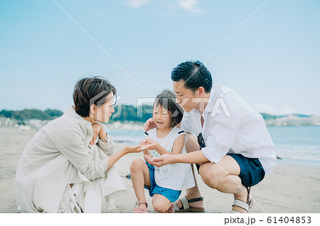 海水浴を楽しむ家族 海水浴を楽しむ家族 61404853