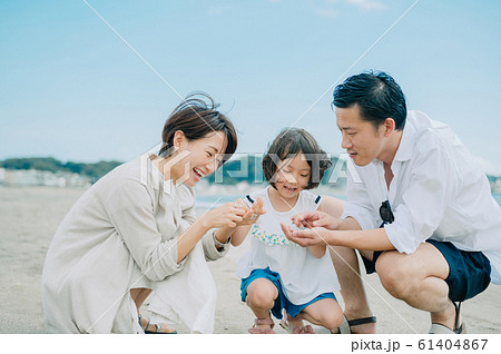 海水浴を楽しむ家族 海水浴を楽しむ家族 61404867