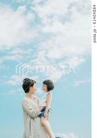 海水浴を楽しむ家族 61404884