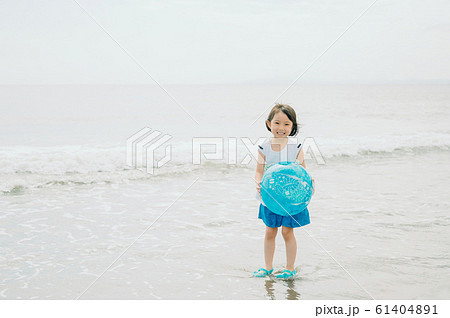 海水浴を楽しむ子供 海水浴を楽しむ子供 61404891