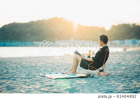 海にいる男性 海にいる男性 61404892