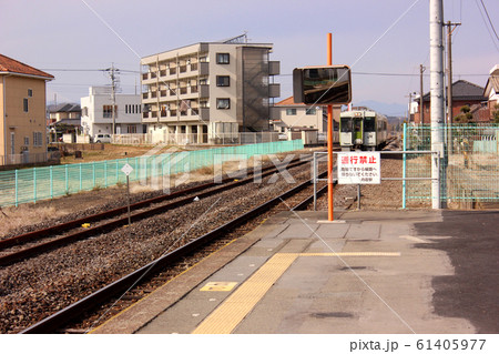 八高線丹荘駅のホームに入線する高麗川行列車 八高線丹荘駅のホームに入線する高麗川行列車 61405977