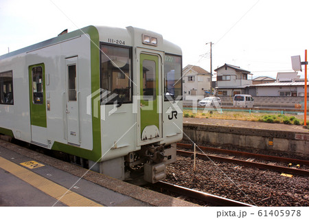 八高線丹荘駅のホームに停車中の高麗川行列車 61405978