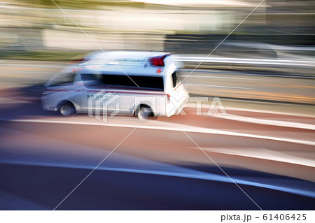 日本の東京都市景観 サイレンを鳴らし走行する救急車 日本の東京都市景観 サイレンを鳴らし走行する救急車 61406425