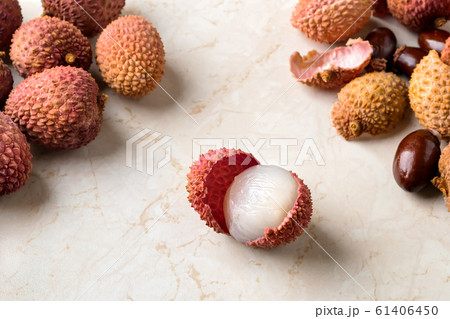 Whole lychee, shells and bones near half peeled lychee fruit (Litchi chinensis) Whole lychee, shells and bones near half peeled lychee fruit (Litchi chinensis) 61406450