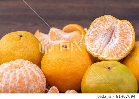 オレンジ色 オレンジ 橙 61407094