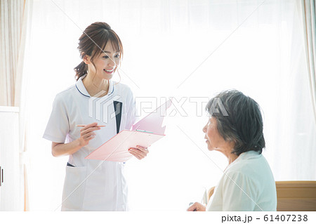 シニアの女性と看護師 シニアの女性と看護師 61407238