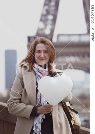girl on the background of the Eiffel Tower 61407365