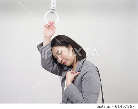 つり革につかまる疲れたビジネスウーマン 61407967