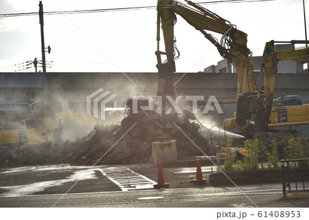 解体現場の大型重機 コンクリート圧砕機 解体現場の大型重機 コンクリート圧砕機 61408953
