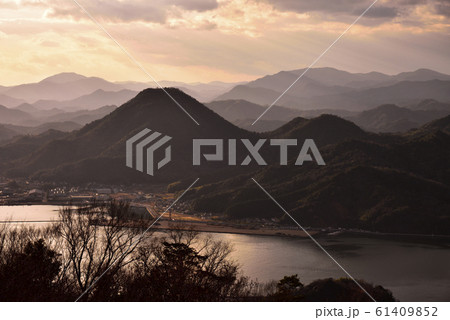 五老ヶ岳から見た夕景の建部山（京都府舞鶴市） 61409852