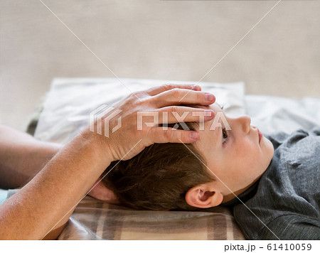 Osteopathy treatment for a child 61410059