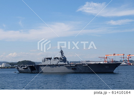 横須賀基地沖に停泊する護衛艦かが 61410164