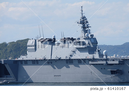 横須賀基地沖に停泊する護衛艦かが 61410167