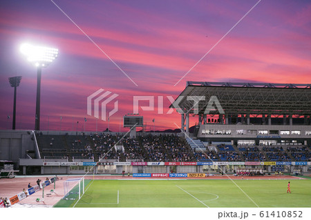 夕焼けに包まれるサッカースタジアム 61410852