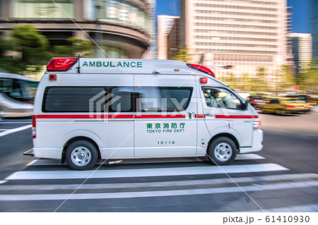 日本の東京都市景観 サイレンを鳴らし東京駅前にさしかかる救急車 61410930