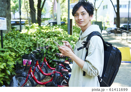 都会で自転車に乗る若い男性 61411699