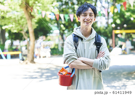 イクメン 若い男性の写真素材