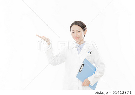 キャリア女性　研究者　白背景ポートレート　人物 61412371